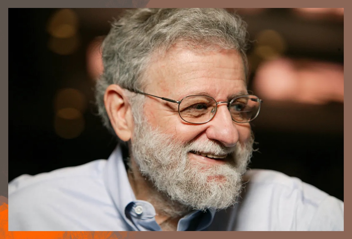 Дональд Норман улыбается