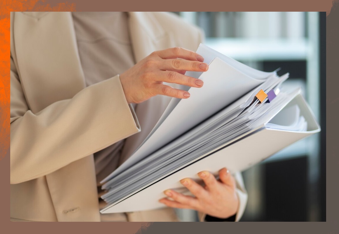 Папка документов в руках деловой женщины HR